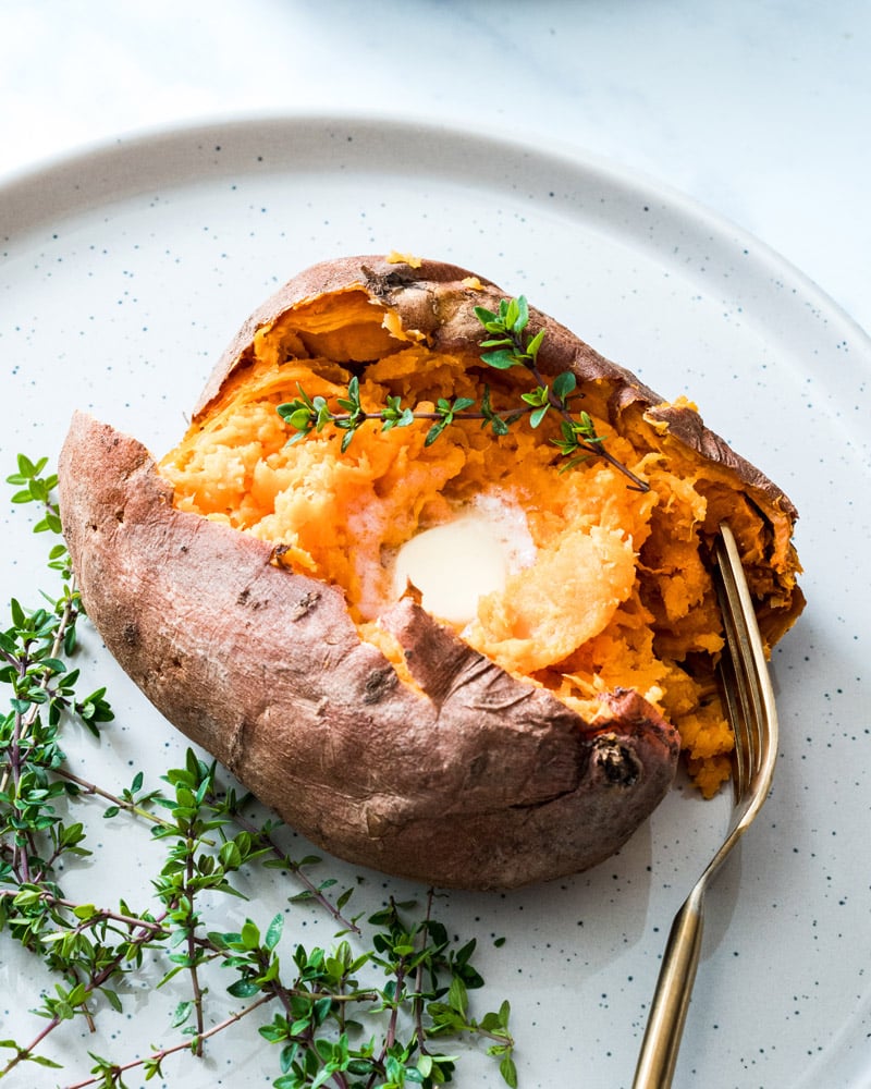 How to cook a sweet potato in the microwave
