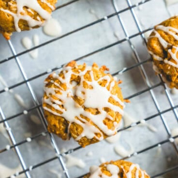 Chewy pumpkin oatmeal cookies | Vegan oatmeal cookies | Pumpkin spice cookies | How to make icing with powdered sugar | Powdered sugar icing | healthy pumpkin recipes | pumpkin dessert recipes